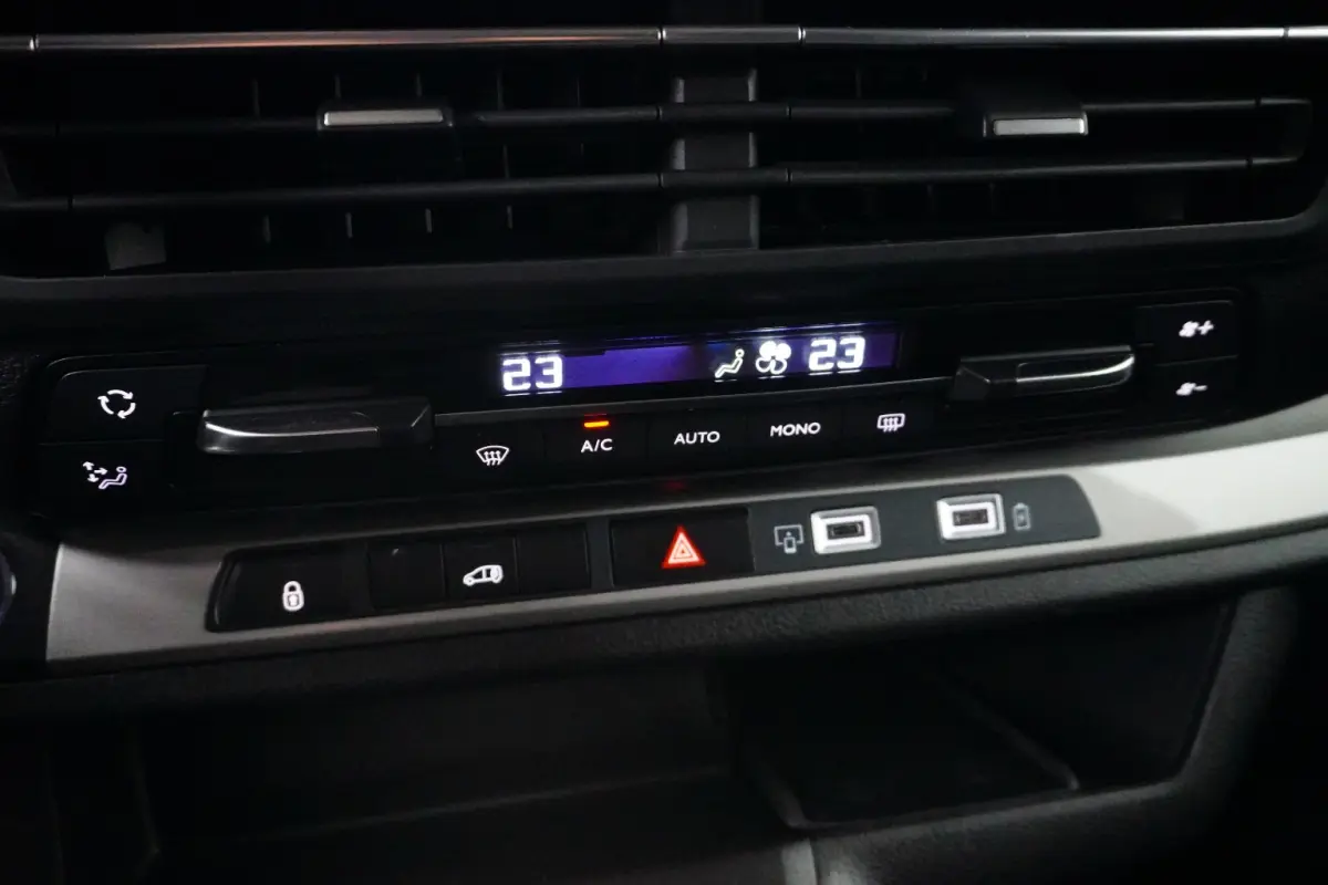 2.0 BlueHDi 145 S&S Camera | Navigatie | Pack Moduwork | Houten Laadvloer | Climate Control | Carplay | Digitaal Dashboard | 3-Zits | 2 zitplaatsen rechtsvoor | Airco | Alarm klasse 1(startb