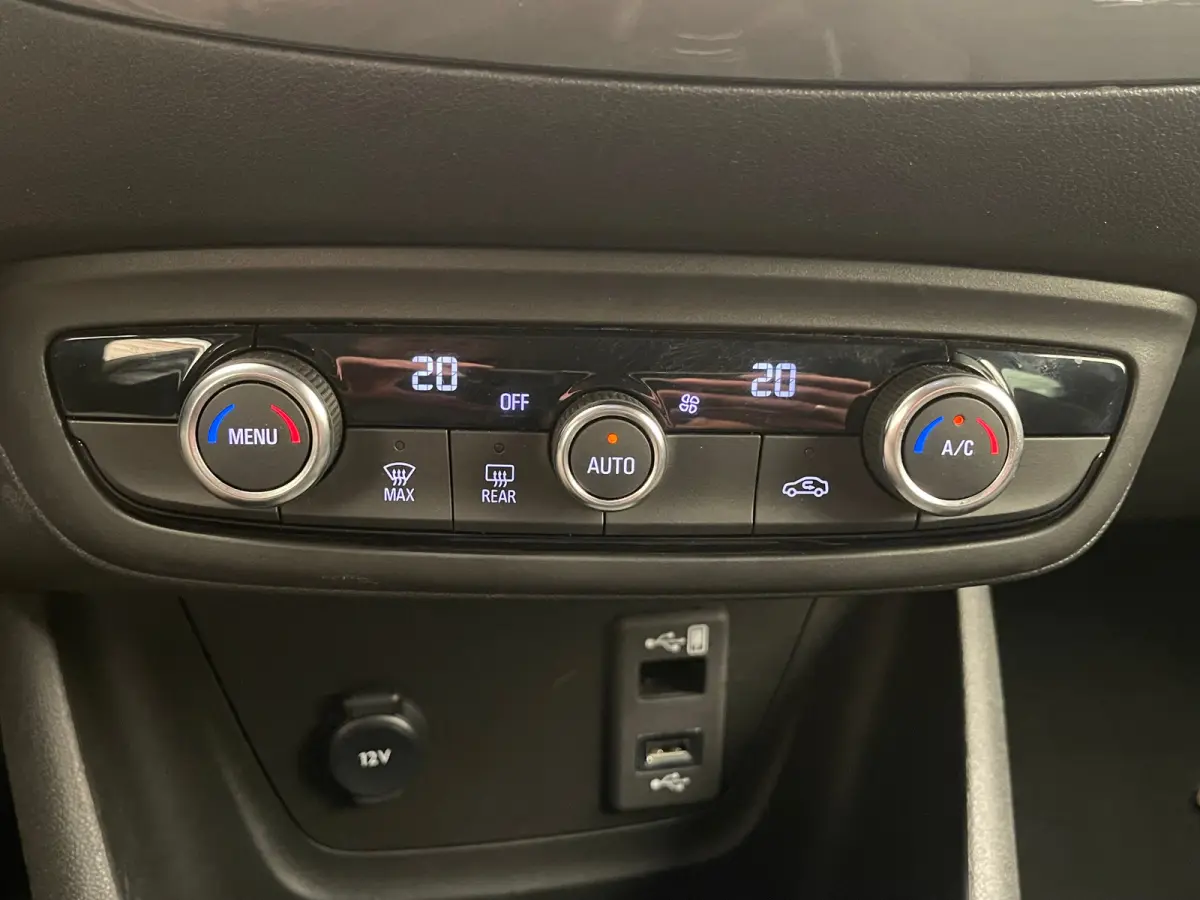 1.2 TURBO 110PK ULTIMATE Alcantara | Camera | Carplay | Parkeersensoren Rondom | Climate Control | 17" Lichtmetaal | Camera  | Achteruitrijcamera | Apple Carplay/Android Auto|telefoonintegra