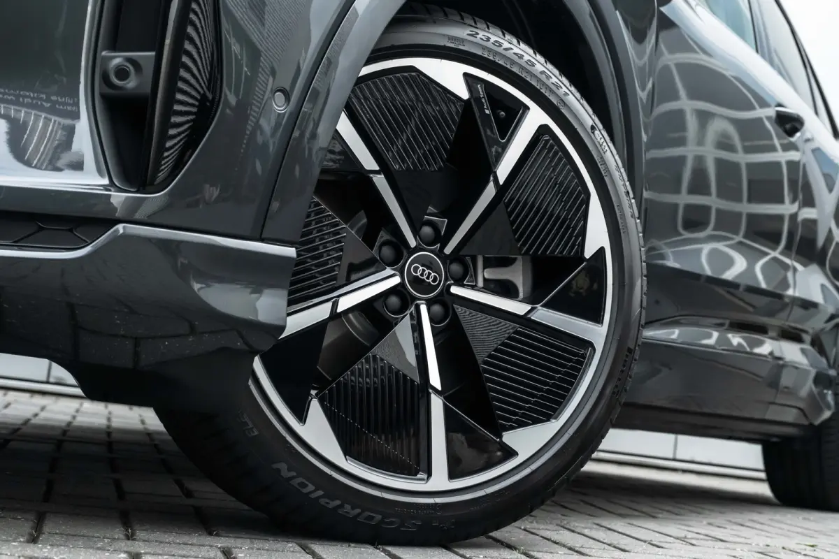 S Edition | Achterklep, automatisch bedienbaar | Achteruitrijcamera | Adaptive cruise control