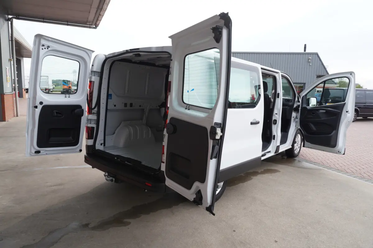 2.0 Blue dCi 130PK T30 L2H1 Advance Dubbelcabine nr.V076 | Climate | Cruise | Camera| Navi | Trekhaak | LM velgen