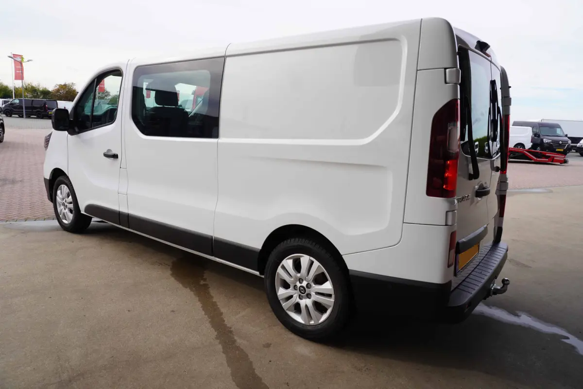 2.0 Blue dCi 130PK T30 L2H1 Advance Dubbelcabine nr.V076 | Climate | Cruise | Camera| Navi | Trekhaak | LM velgen