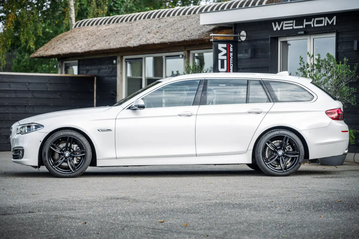 528i High Executive Panoramadak I Soft Close I Adaptive Cruise I Hifi I Head Up I Mineralweiss I NL Auto I NAP
