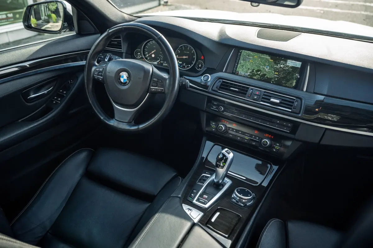 528i High Executive Panoramadak I Soft Close I Adaptive Cruise I Hifi I Head Up I Mineralweiss I NL Auto I NAP