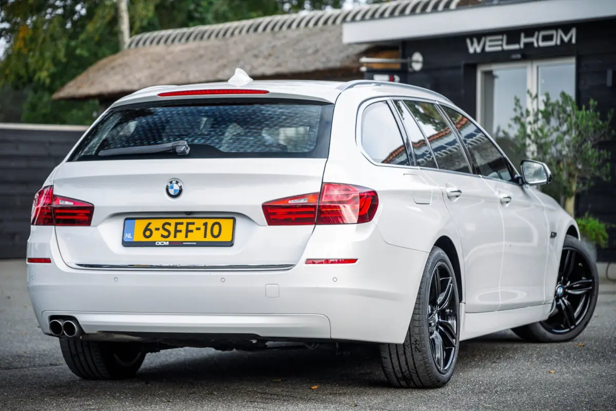 528i High Executive Panoramadak I Soft Close I Adaptive Cruise I Hifi I Head Up I Mineralweiss I NL Auto I NAP