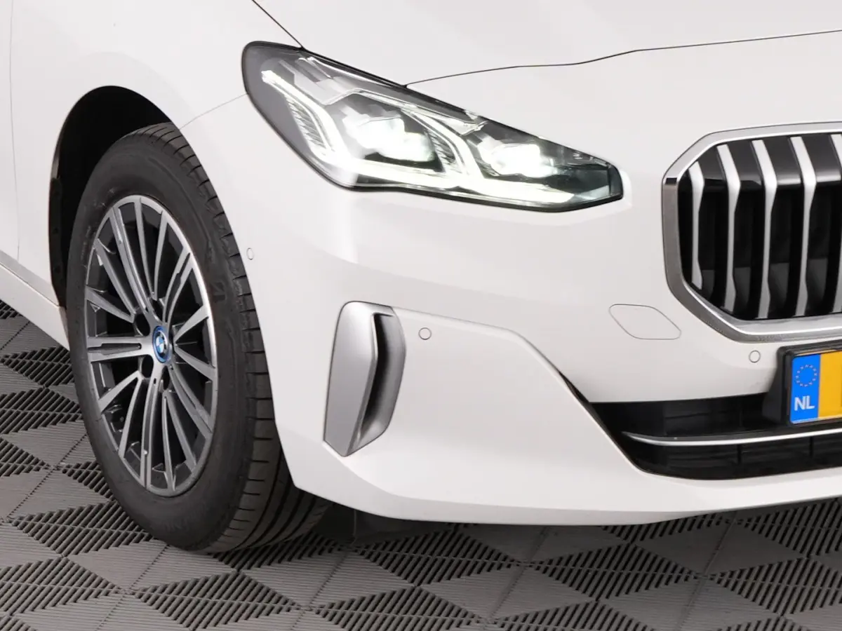 225 xDrive Luxury Line | Keyless | Camera | Sportstoelen | PHEV | !