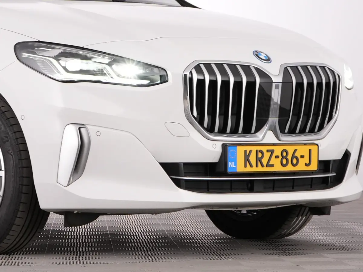 225 xDrive Luxury Line | Keyless | Camera | Sportstoelen | PHEV | !