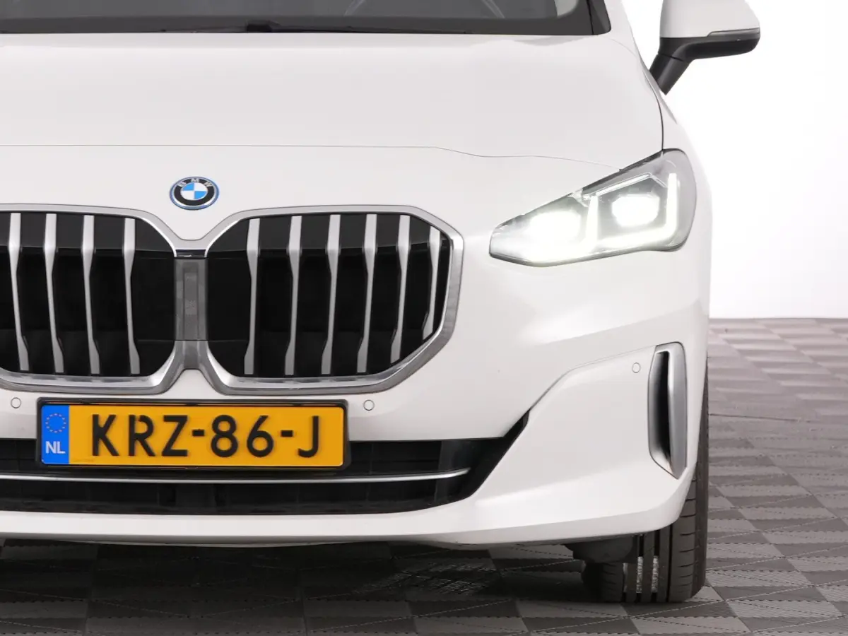 225 xDrive Luxury Line | Keyless | Camera | Sportstoelen | PHEV | !