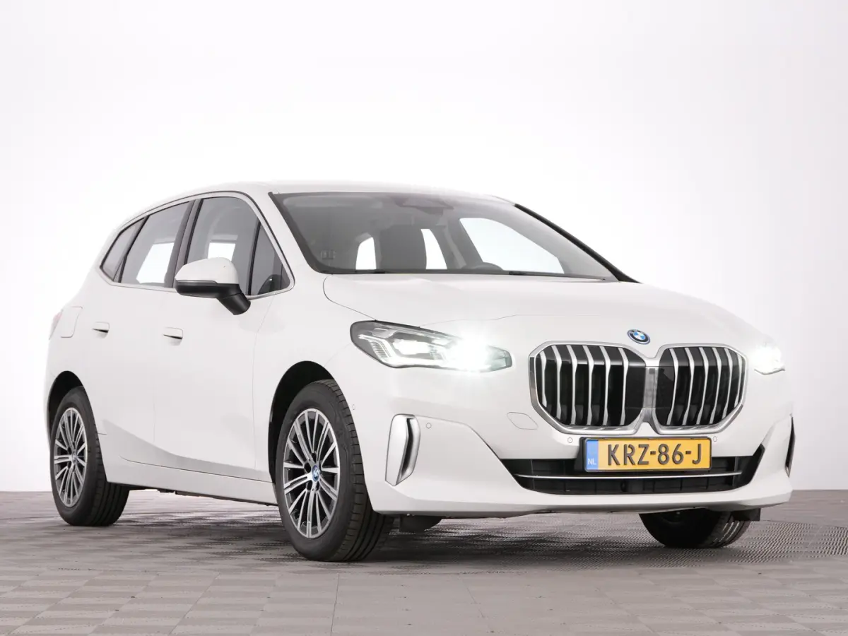 225 xDrive Luxury Line | Keyless | Camera | Sportstoelen | PHEV | !