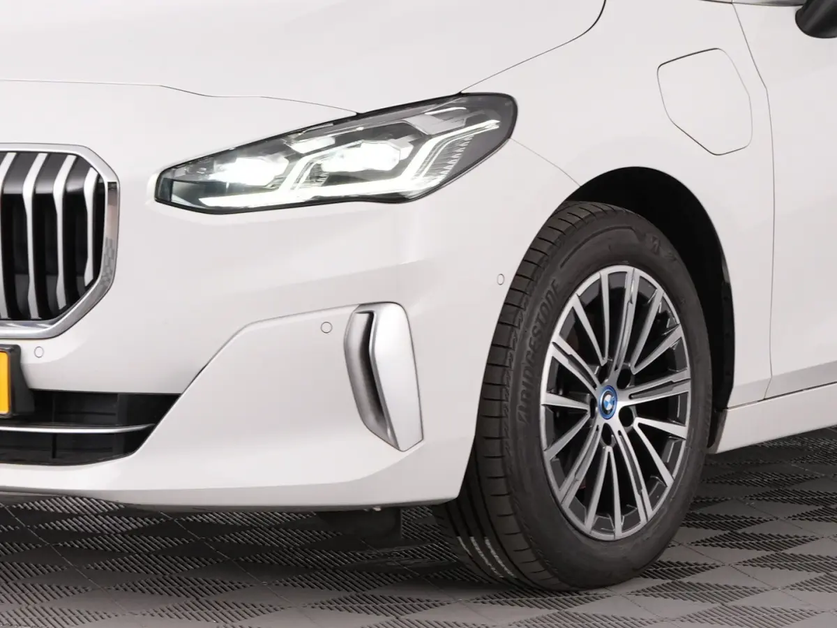 225 xDrive Luxury Line | Keyless | Camera | Sportstoelen | PHEV | !