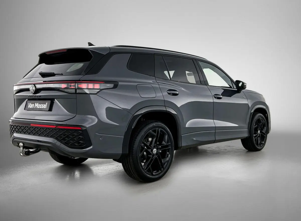 1.5 eHybrid R-Line Edition 204 PK | Automaat | Panoramaschuif-kanteldak | Trekhaak inklapbaar | 360 graden camera | Head-updisplay | IQ.LIGHT | Climatronic | Voorstoelen met massagefunctie |