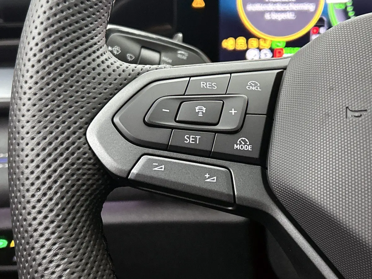 1.5 eHybrid R-Line Edition 204 PK | Automaat | Panoramaschuif-kanteldak | Trekhaak inklapbaar | 360 graden camera | Head-updisplay | IQ.LIGHT | Climatronic | Voorstoelen met massagefunctie |