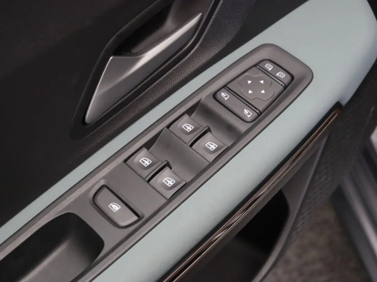 TCe 110pk limited edition | Camera's rondom | Climate control | Dodehoek sensor | Lichtmetalen velgen |