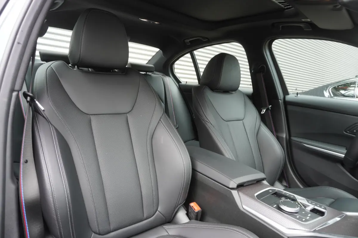 330e | SoH 100% | M Sportpakket Pro | Innovation Pack | Comfort Pack | Trekhaak met elektrisch wegklapbare kogel | Elektrisch bediend glazen schuif-/kanteldak | Comfort Access |