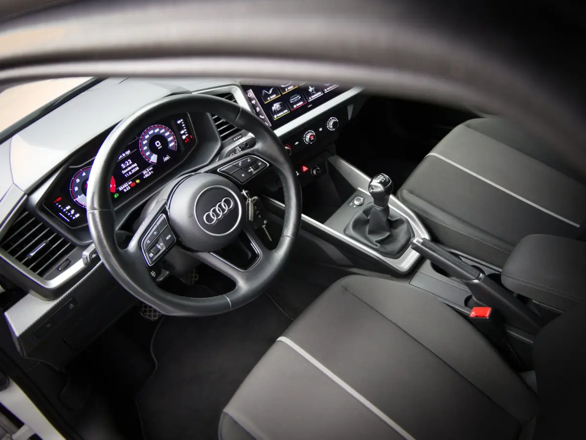 25 TFSI Sport (APPLE CARPLAY/ANDROID AUTO, CRUISE CONTROL, DIGITALE COCKPIT, BLUETOOTH, MULTIFUNCTIONEEL STUUR)