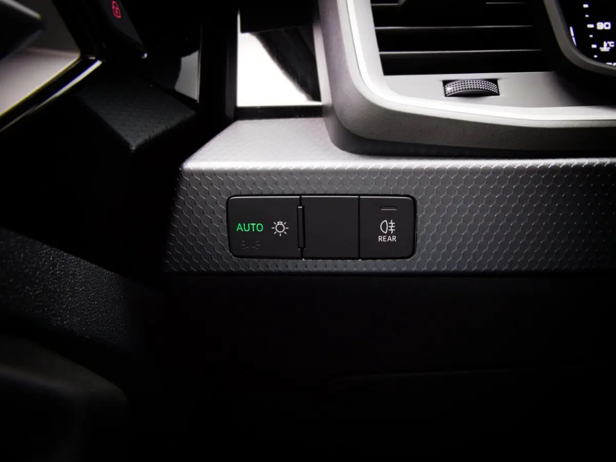 25 TFSI Sport (APPLE CARPLAY/ANDROID AUTO, CRUISE CONTROL, DIGITALE COCKPIT, BLUETOOTH, MULTIFUNCTIONEEL STUUR)