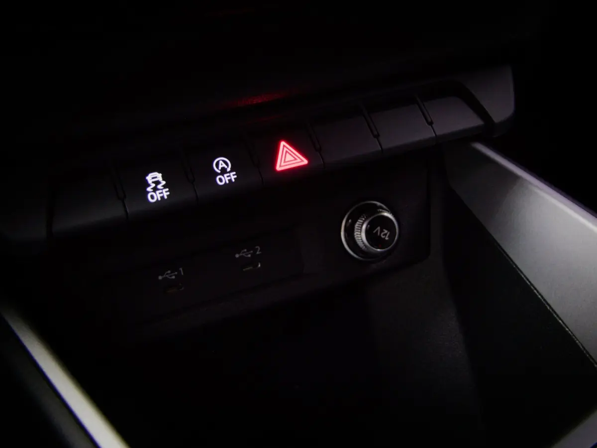 25 TFSI Sport (APPLE CARPLAY/ANDROID AUTO, CRUISE CONTROL, DIGITALE COCKPIT, BLUETOOTH, MULTIFUNCTIONEEL STUUR)