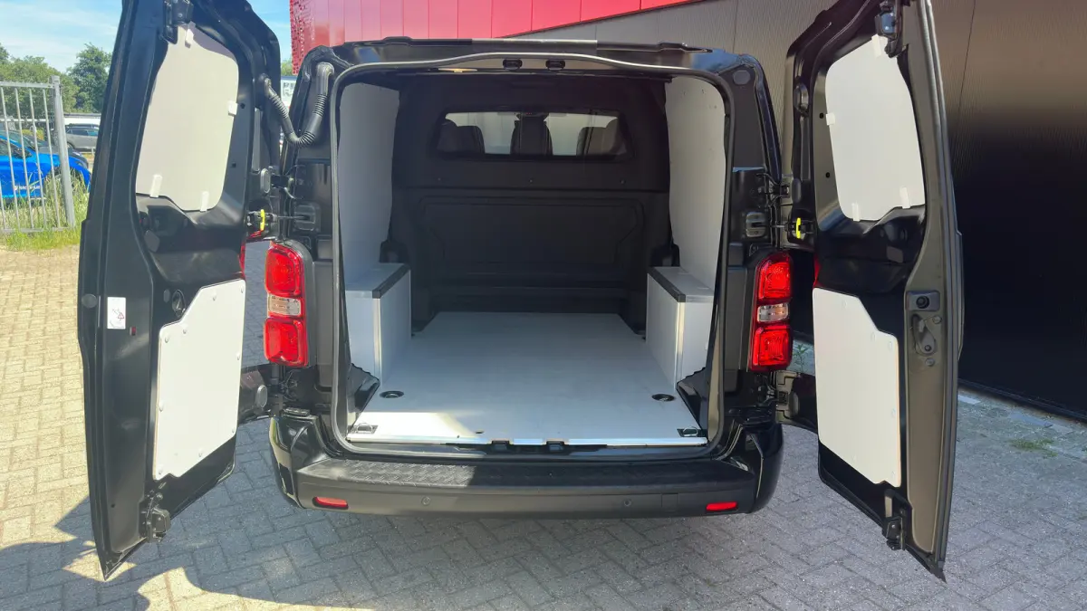 EV L3 DC 75 kWh | Achteruitrij Camera | Apple Carplay / Android Auto | Adaptieve Cruise Control | Navigatie | Dubbele Schuifdeur | Leder | Stoelmassage | Stoelverwarming | | Achterbank 3-per