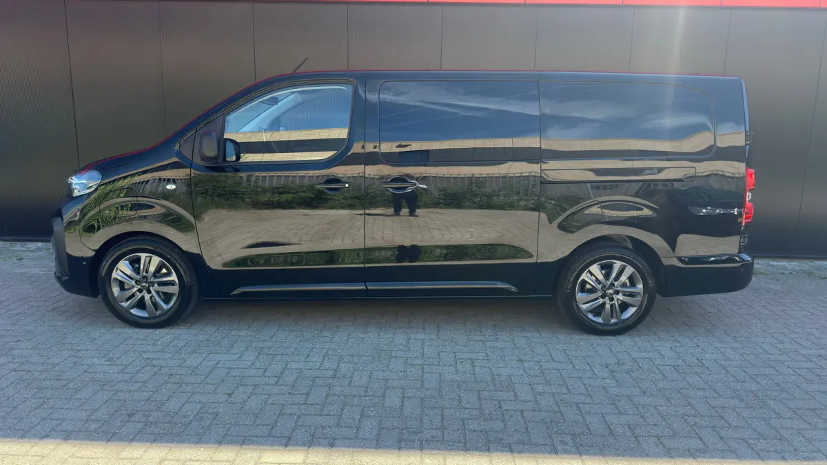 EV L3 DC 75 kWh | Achteruitrij Camera | Apple Carplay / Android Auto | Adaptieve Cruise Control | Navigatie | Dubbele Schuifdeur | Leder | Stoelmassage | Stoelverwarming | | Achterbank 3-per