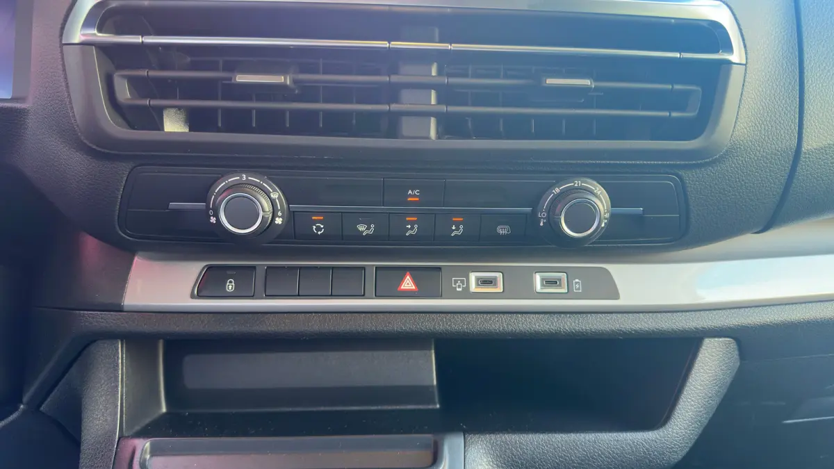 EV L3 DC 75 kWh | Achteruitrij Camera | Apple Carplay / Android Auto | Adaptieve Cruise Control | Navigatie | Dubbele Schuifdeur | Leder | Stoelmassage | Stoelverwarming | | Achterbank 3-per