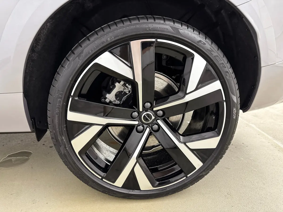 T8 Recharge Ultra Dark Executive | 22" | Heico Diffusor | Trekhaak | Getint & Gelamineerd Glas | Alarmklasse 3 | Black Edition Interieur | Luchtvering | Bowers & Wilkins | Geventileerd Nappa