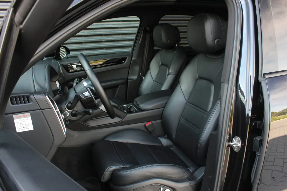 3.0 E-Hybrid FULL BLACK / PANO-DAK / SPORT CHRONO / LUCHTVERING / TREKHAAK / NAVIGATIE/ONDERHOUDSHISTORY / CARPLAY