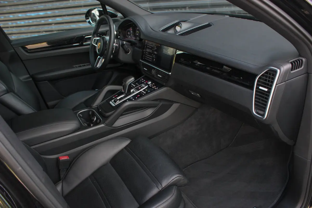 3.0 E-Hybrid FULL BLACK / PANO-DAK / SPORT CHRONO / LUCHTVERING / TREKHAAK / NAVIGATIE/ONDERHOUDSHISTORY / CARPLAY