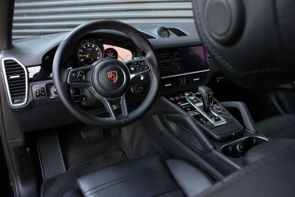 3.0 E-Hybrid FULL BLACK / PANO-DAK / SPORT CHRONO / LUCHTVERING / TREKHAAK / NAVIGATIE/ONDERHOUDSHISTORY / CARPLAY