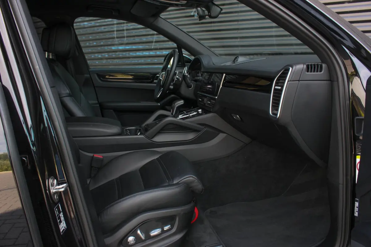3.0 E-Hybrid FULL BLACK / PANO-DAK / SPORT CHRONO / LUCHTVERING / TREKHAAK / NAVIGATIE/ONDERHOUDSHISTORY / CARPLAY