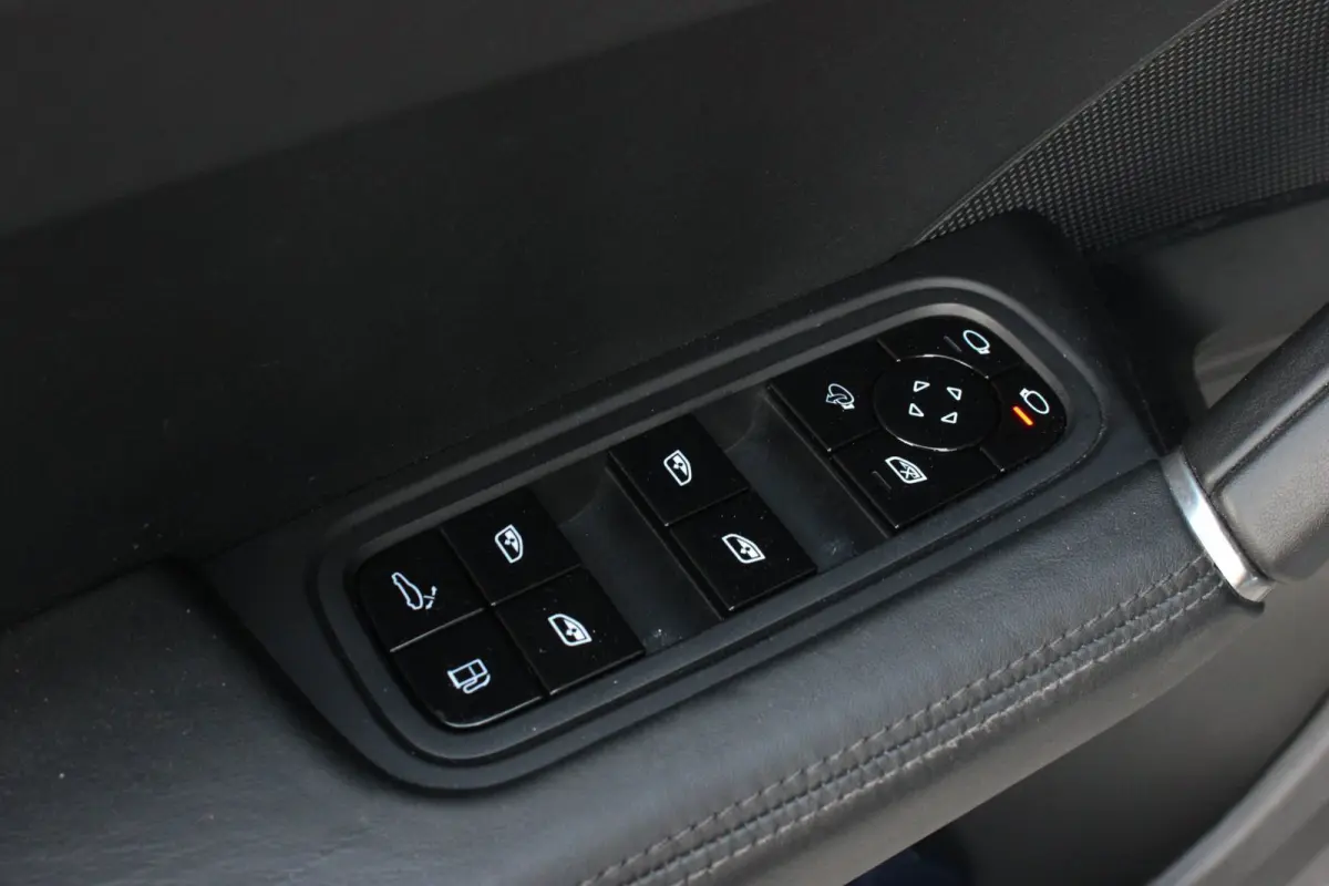 3.0 E-Hybrid FULL BLACK / PANO-DAK / SPORT CHRONO / LUCHTVERING / TREKHAAK / NAVIGATIE/ONDERHOUDSHISTORY / CARPLAY