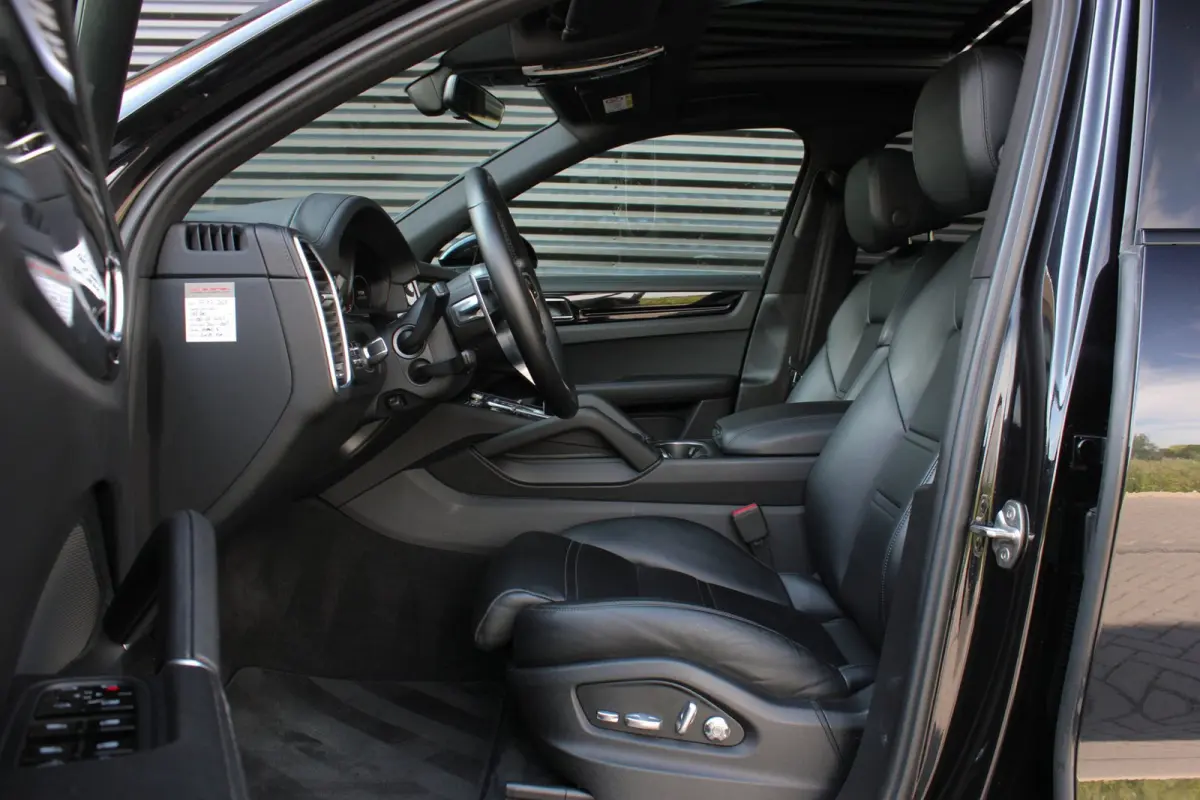 3.0 E-Hybrid FULL BLACK / PANO-DAK / SPORT CHRONO / LUCHTVERING / TREKHAAK / NAVIGATIE/ONDERHOUDSHISTORY / CARPLAY