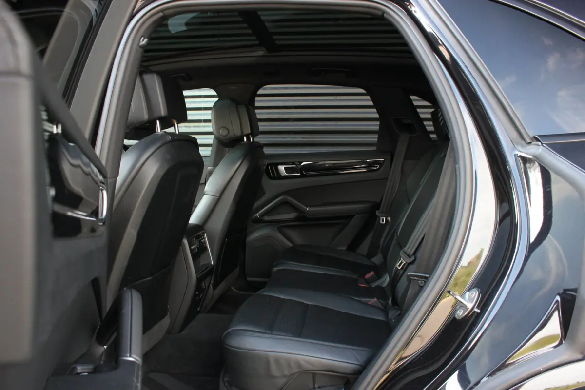 3.0 E-Hybrid FULL BLACK / PANO-DAK / SPORT CHRONO / LUCHTVERING / TREKHAAK / NAVIGATIE/ONDERHOUDSHISTORY / CARPLAY