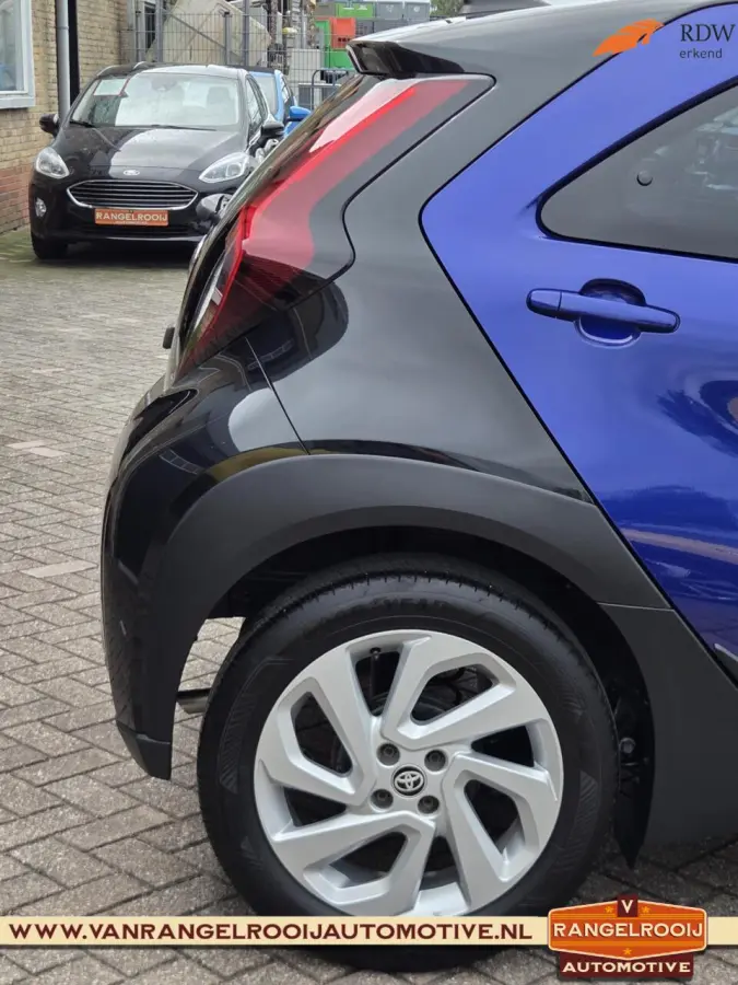 1.0 VVT-i Pulse, ACC, stoelverw., clima, camera, 17" lmv