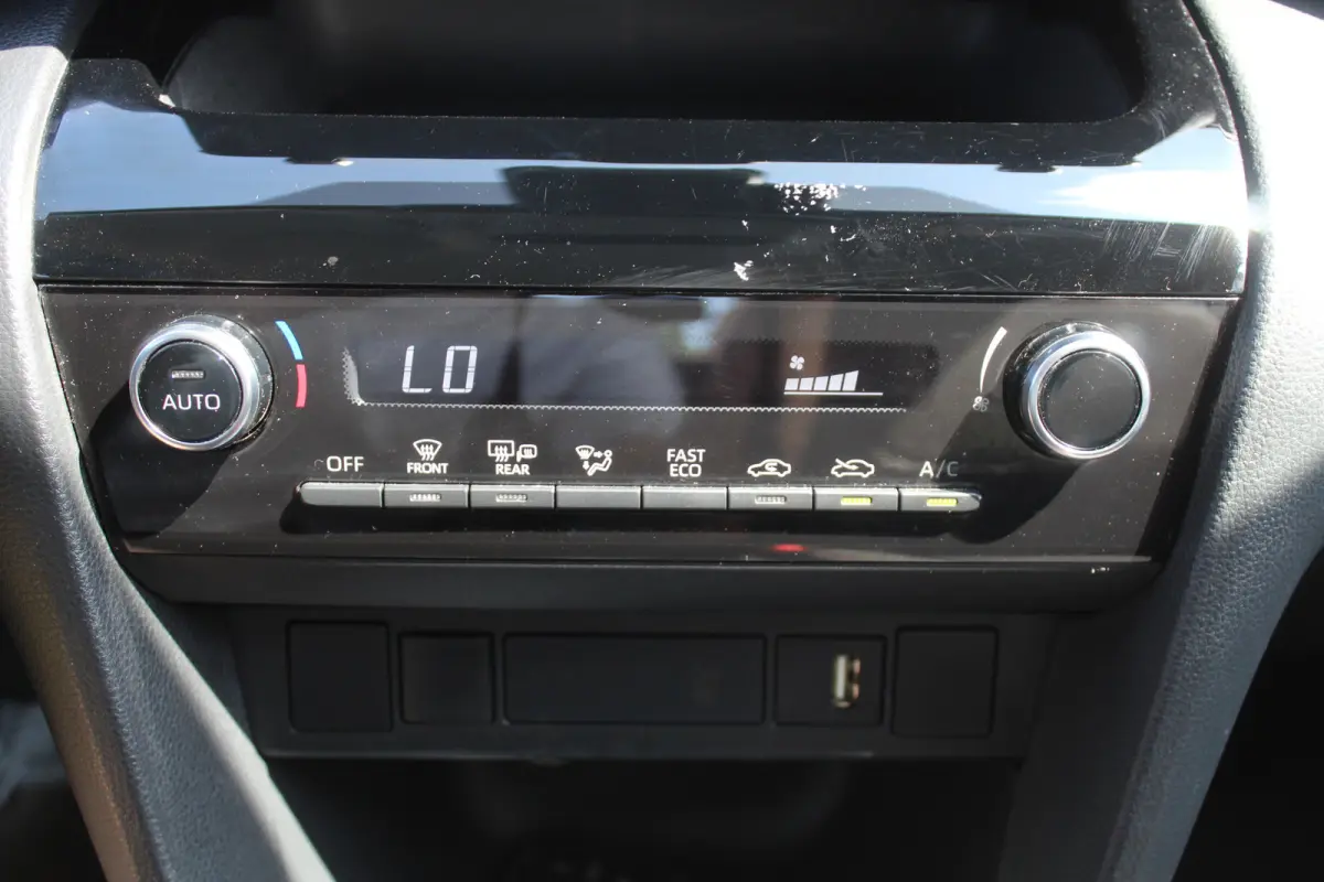 1.5 Hybrid Active l Adaptief Cruise Control l Lane Assist l Achteruitrijcamera l Climate control l Apple carplay/ android auto l Elektrisch inklapbare buitenspiegels l Verwarmbare Spiegels l