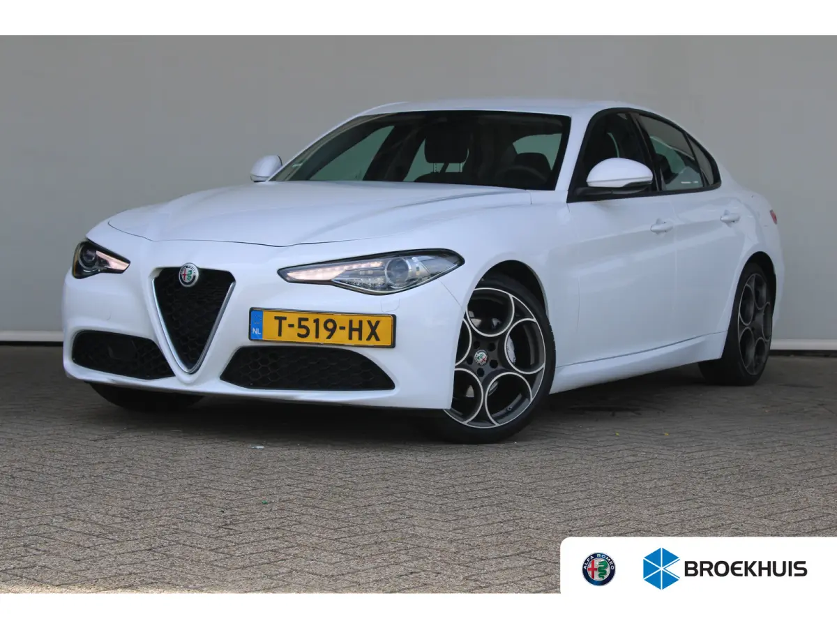 2.0T | 19` lichtmetalen velgen | Climate control | Keyless start | Cruise control