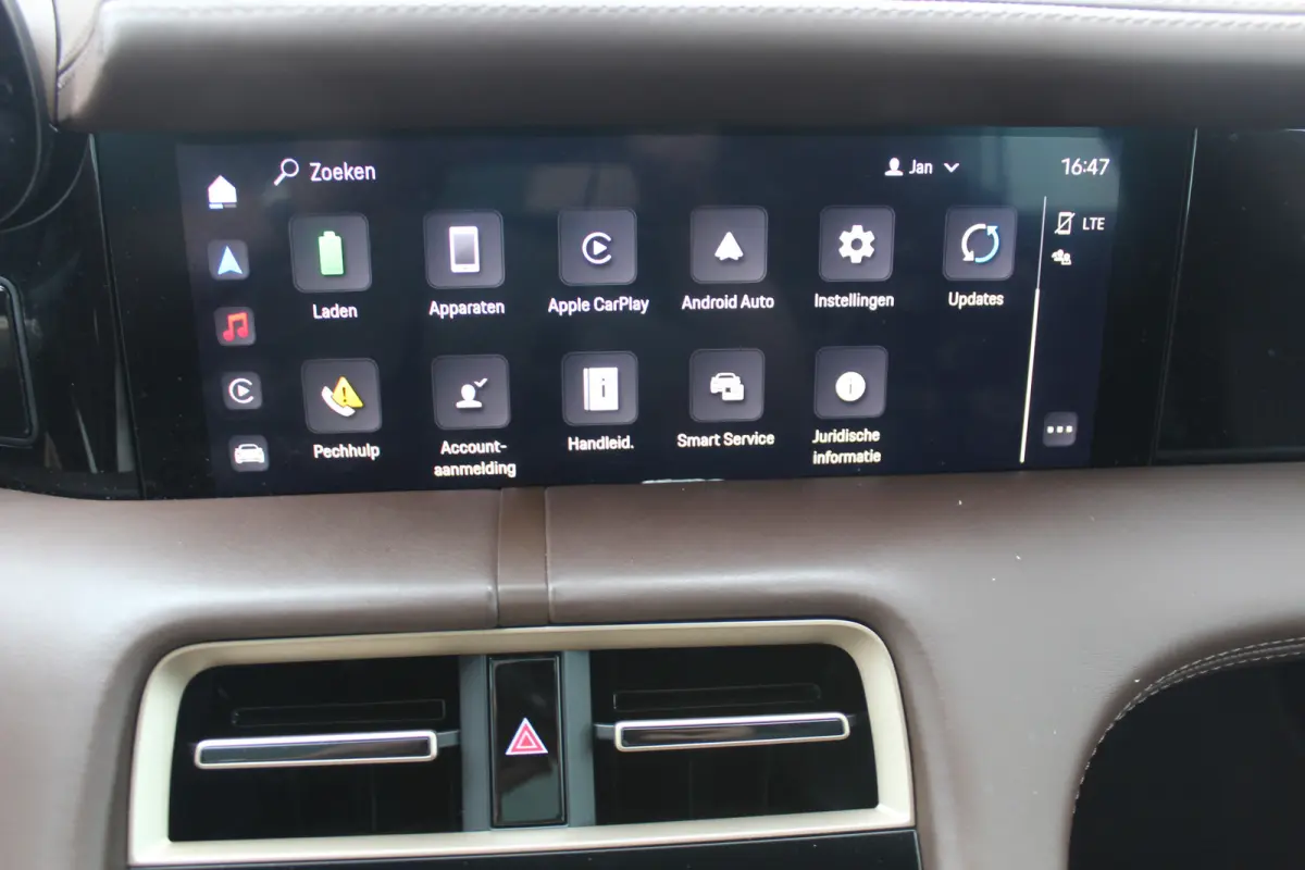 4 93 kWh Panorama dak l 360 camera l Stoel memory l Dode hoek detectie l Unieke kleur !