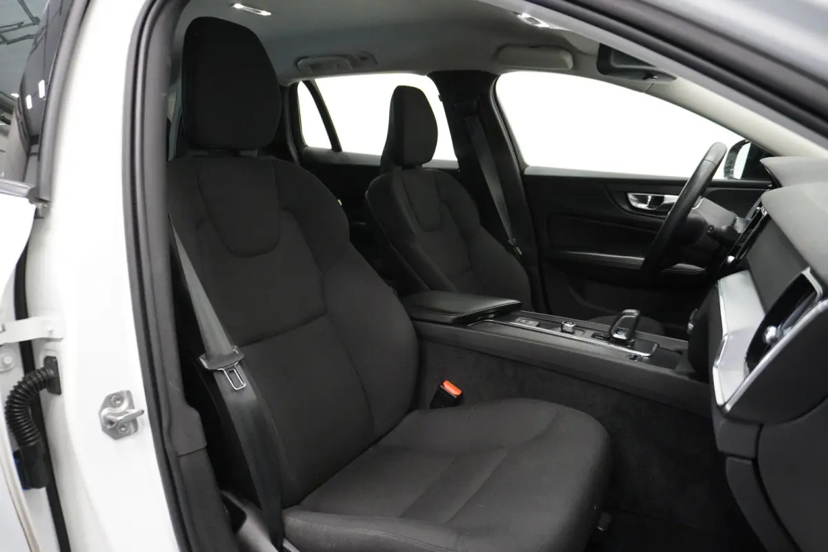 2.0 B3 163PK Momentum R-Design | Camera | Trekhaak | Stoel & Stuur verw. | €22.900,- incl. BTW