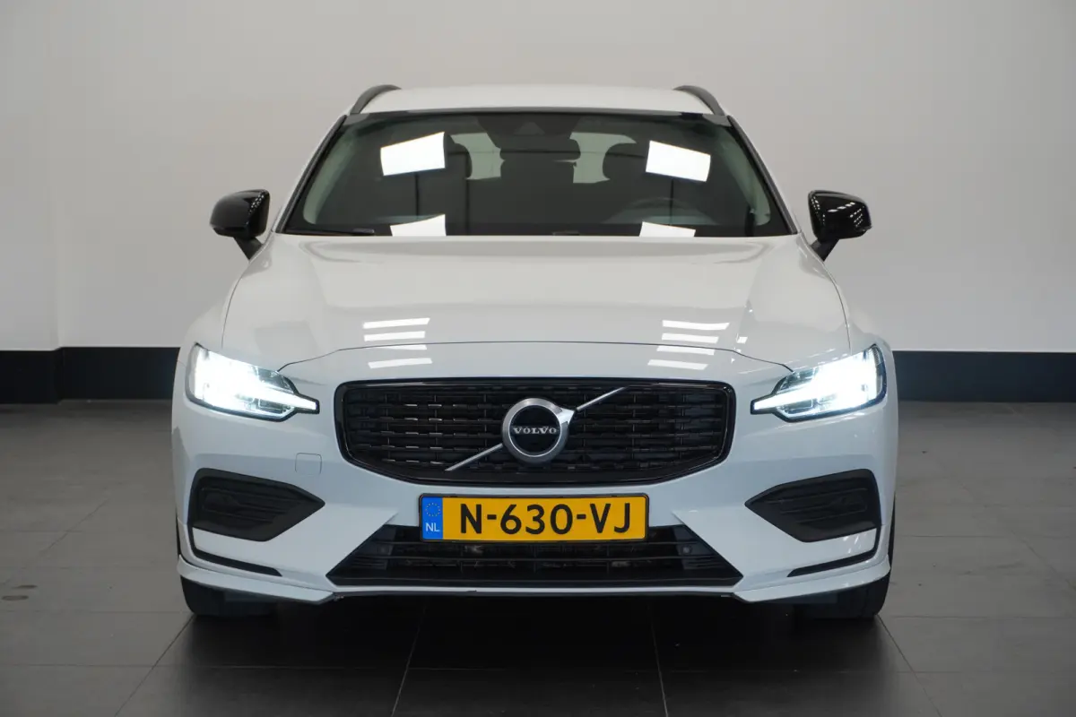 2.0 B3 163PK Momentum R-Design | Camera | Trekhaak | Stoel & Stuur verw. | €22.900,- incl. BTW