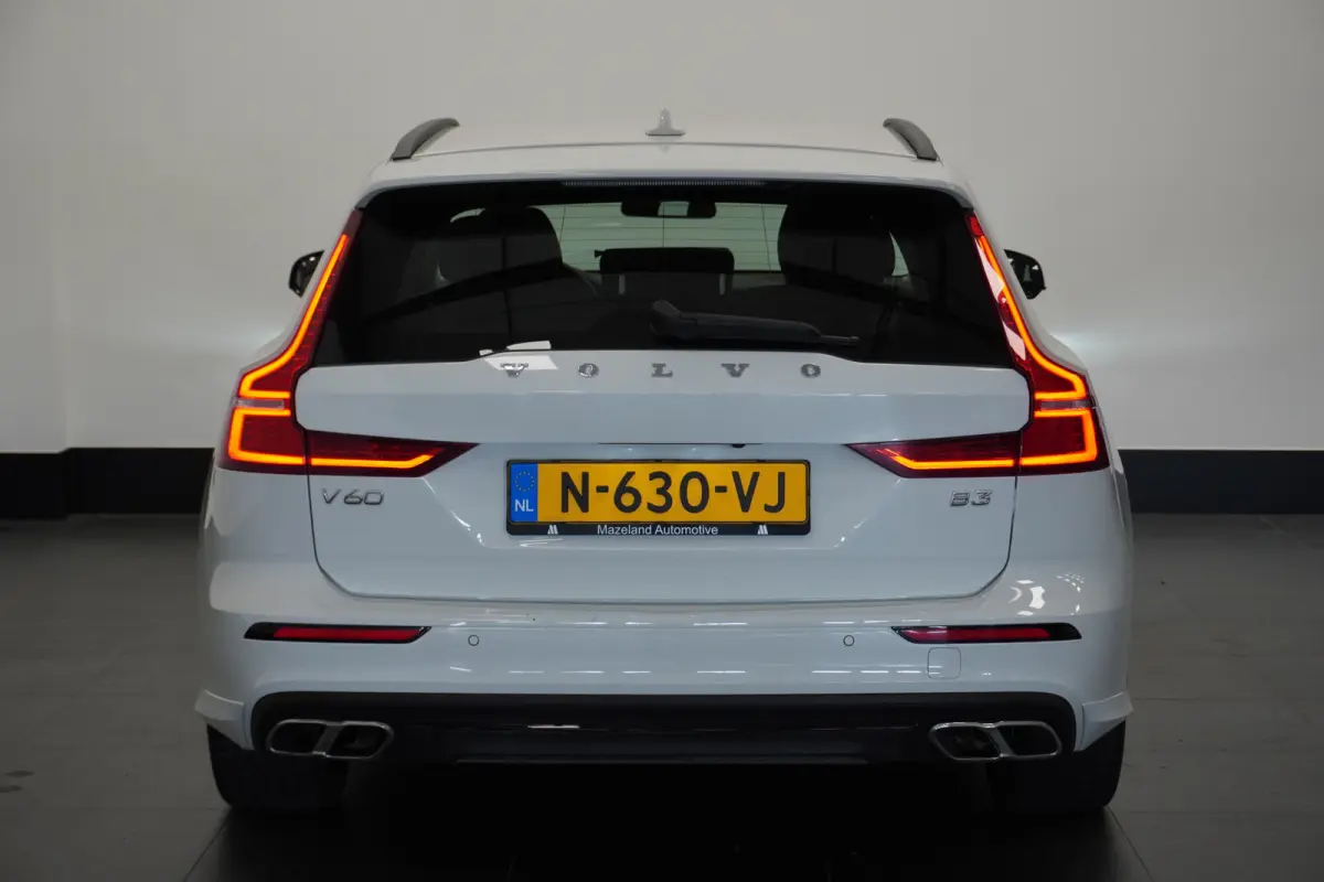 2.0 B3 163PK Momentum R-Design | Camera | Trekhaak | Stoel & Stuur verw. | €22.900,- incl. BTW
