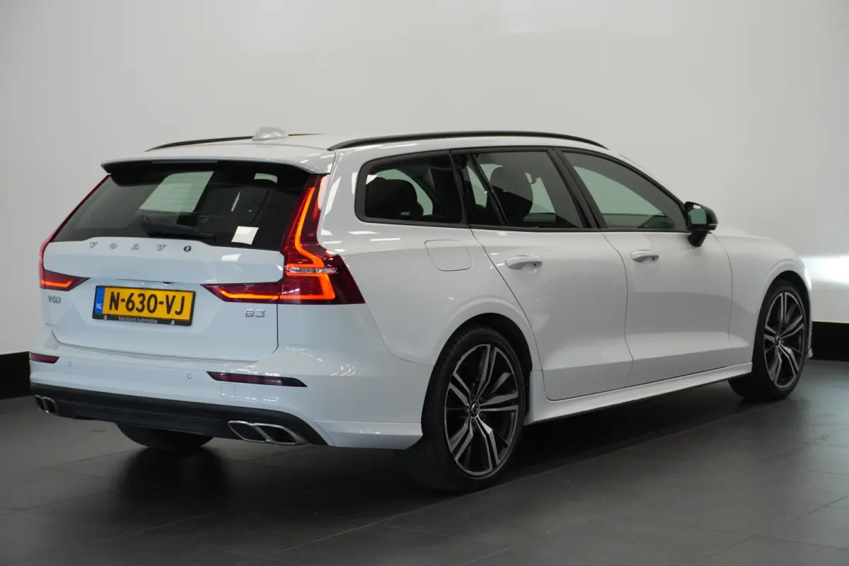 2.0 B3 163PK Momentum R-Design | Camera | Trekhaak | Stoel & Stuur verw. | €22.900,- incl. BTW