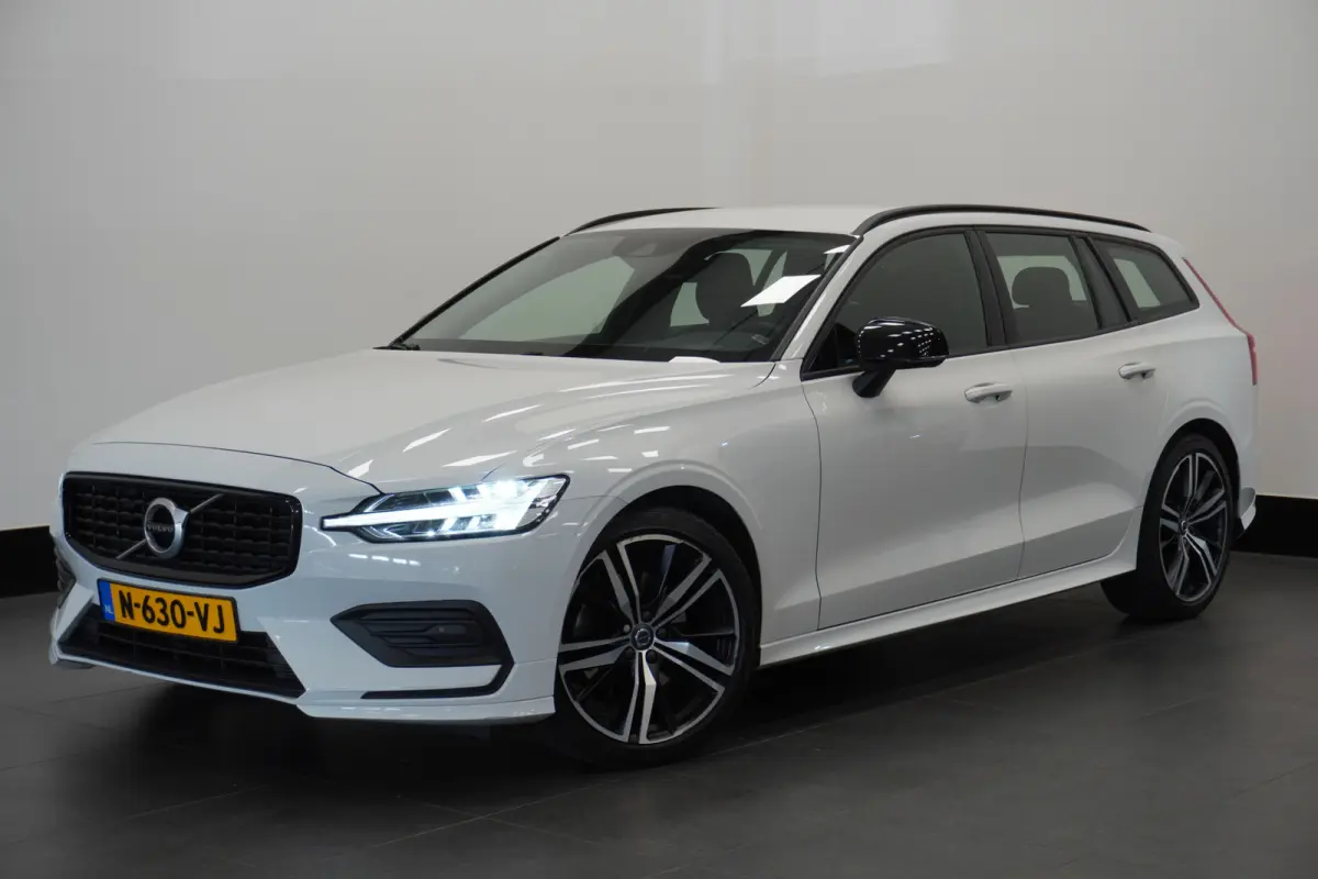 2.0 B3 163PK Momentum R-Design | Camera | Trekhaak | Stoel & Stuur verw. | €22.900,- incl. BTW