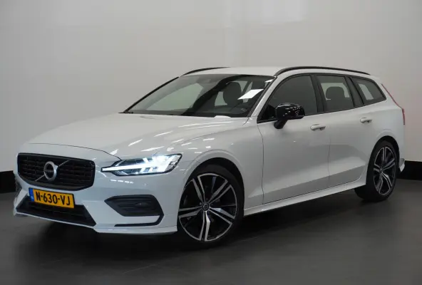 2.0 B3 163PK Momentum R-Design | Camera | Trekhaak | Stoel & Stuur verw. | €22.900,- incl. BTW