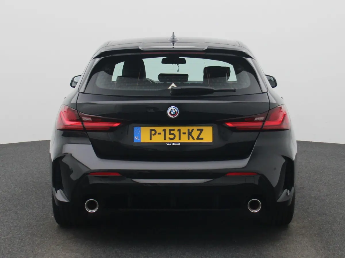 120i Business Edition | M-Sport 50 Jahre | Automaat | Apple Carplay / Android Auto | Navigatie | Stoel/Stuur verwarming | M-Aerodynamica | Half leder | Virtual cockpit | Cruise Control | Par