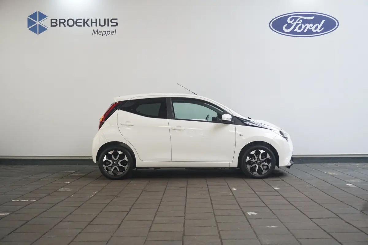 1.0 VVT-i x-joy | Stoelverwarming | Camera | Dealer Onderhouden |