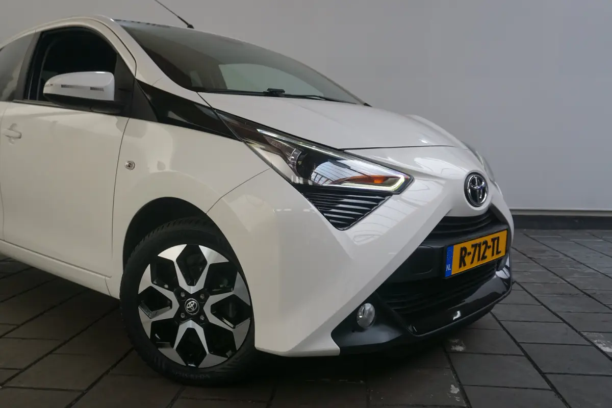 1.0 VVT-i x-joy | Stoelverwarming | Camera | Dealer Onderhouden |