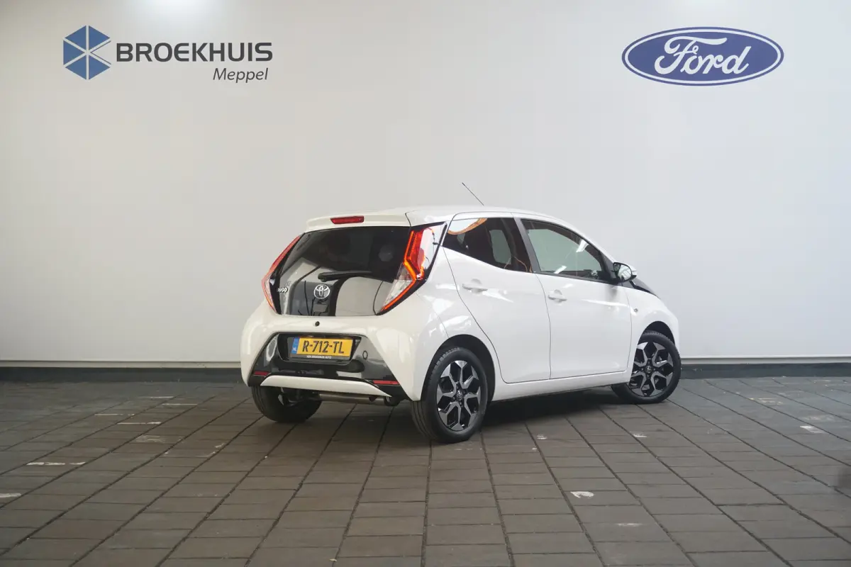 1.0 VVT-i x-joy | Stoelverwarming | Camera | Dealer Onderhouden |