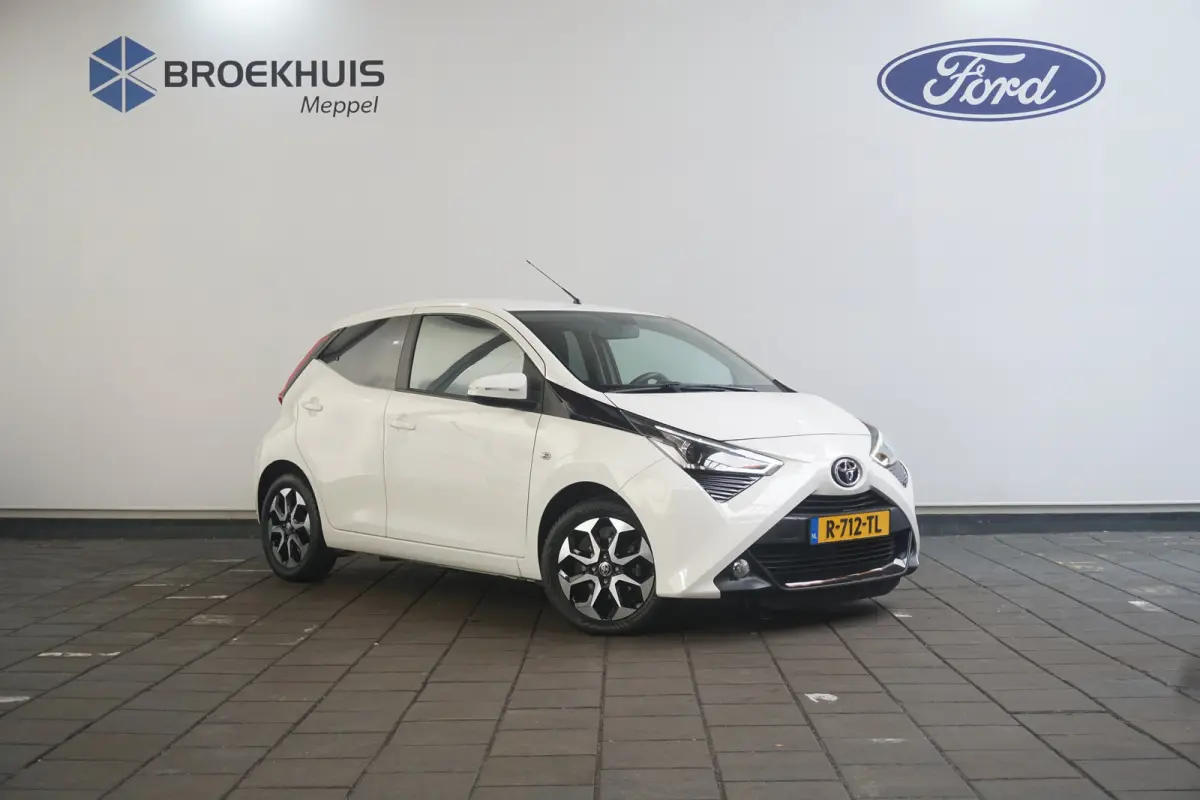 1.0 VVT-i x-joy | Stoelverwarming | Camera | Dealer Onderhouden |