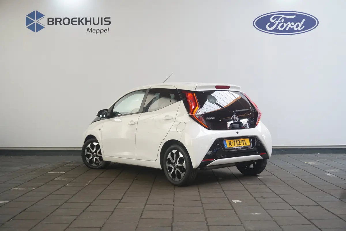 1.0 VVT-i x-joy | Stoelverwarming | Camera | Dealer Onderhouden |