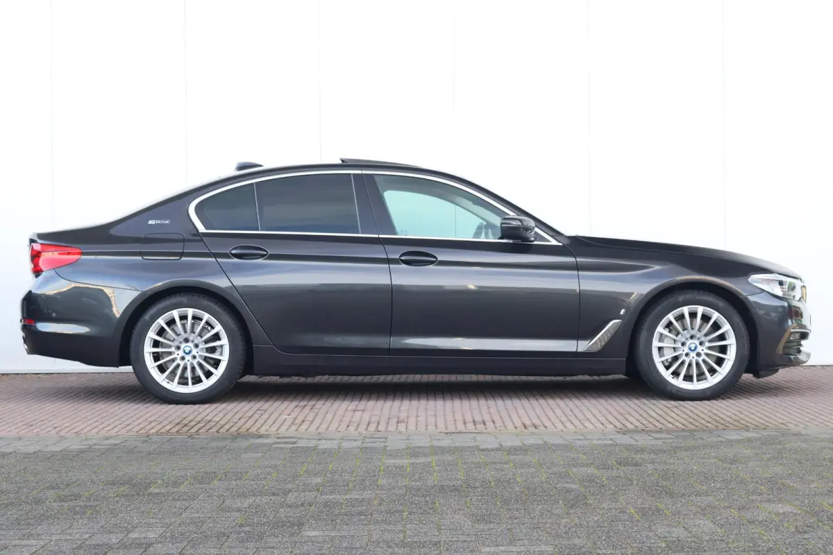 530e iPerformance High Executive | SoH 84,6 % | Comfortstoelen | Achteruitrijcamera | Schuif/Kantel Dak | Elektr. Achterklep | Driving Assistant Plus | Head-Up | Hifi | Verwarmde Stoelen voo