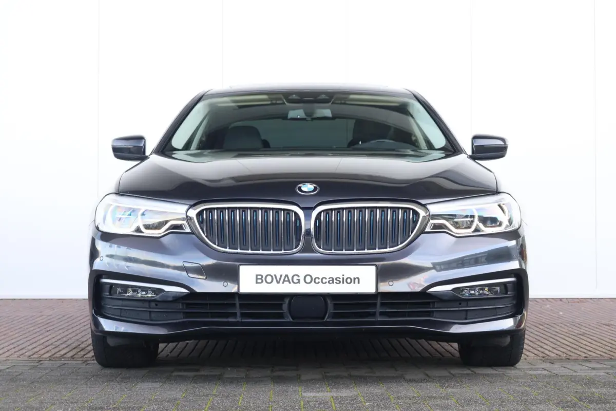 530e iPerformance High Executive | SoH 84,6 % | Comfortstoelen | Achteruitrijcamera | Schuif/Kantel Dak | Elektr. Achterklep | Driving Assistant Plus | Head-Up | Hifi | Verwarmde Stoelen voo