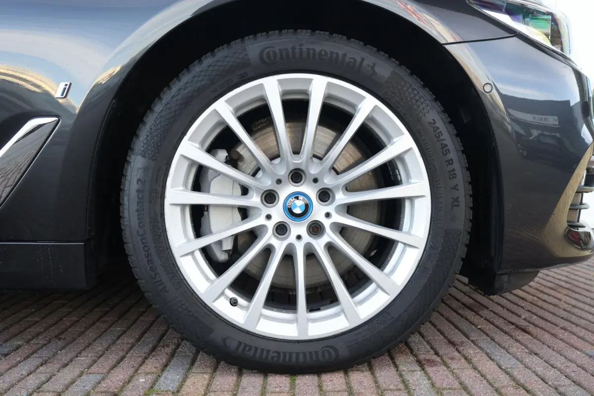 530e iPerformance High Executive | SoH 84,6 % | Comfortstoelen | Achteruitrijcamera | Schuif/Kantel Dak | Elektr. Achterklep | Driving Assistant Plus | Head-Up | Hifi | Verwarmde Stoelen voo